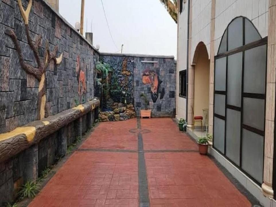 La cour intérieure et sa fresque