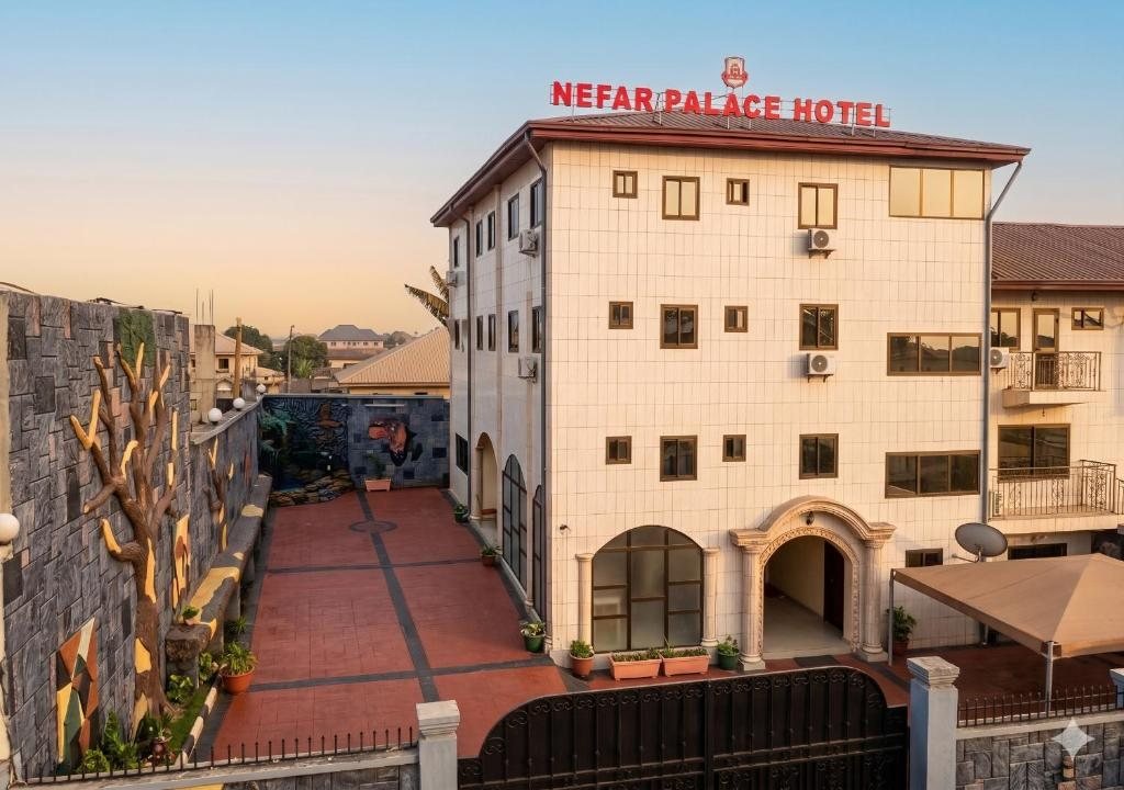 La façade du Nefar Palace Hôtel au crépuscule, Bafoussam