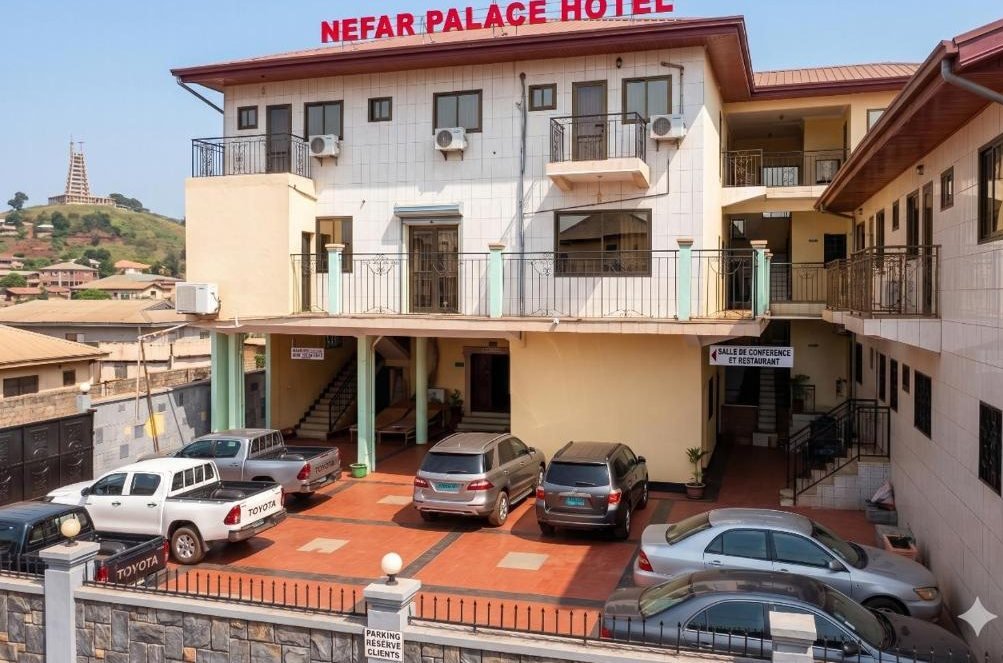 Le Nefar Palace Hôtel et sa cour, vue sur Bafoussam