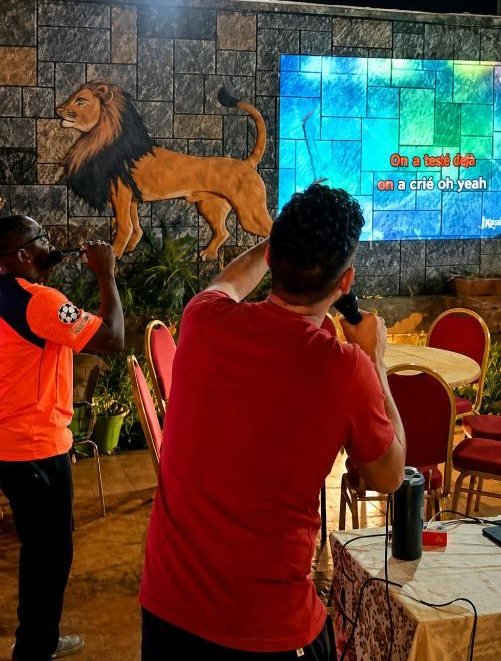Soirée karaoké sur écran géant au Nefar Palace